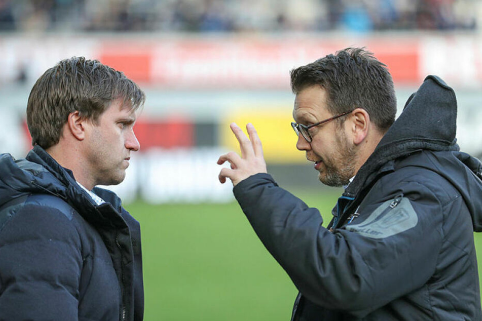 RB Leipzigs Sportdirektor Markus Krösche (l.) im Gespräch mit seinem Nachfolger beim SC Paderborn, Martin Przondziono.