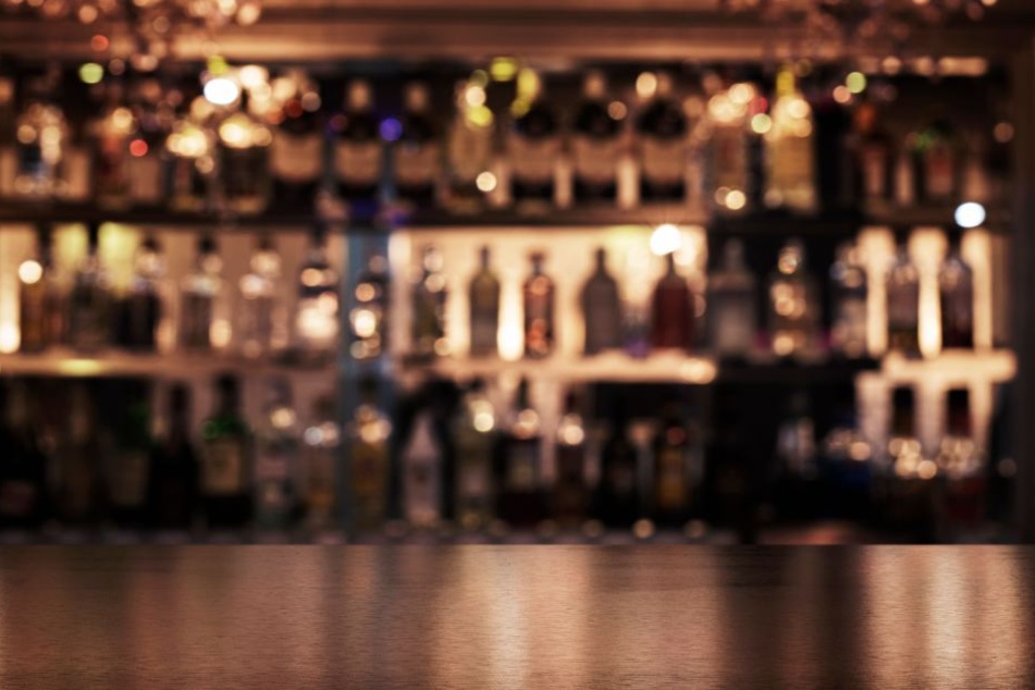 Aus dem Hinterhalt stach der Täter auf die Gäste an der Bar ein. (Symbolbild)