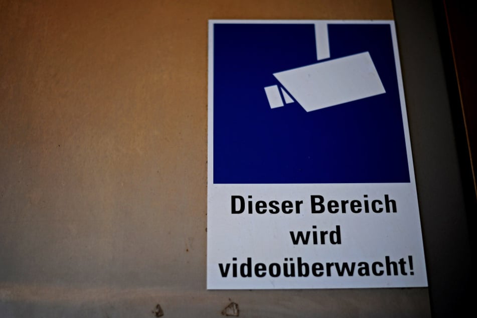 Sollte es mehr Kameras auf Plätzen und Straßen geben, um für mehr Sicherheit zu sorgen?