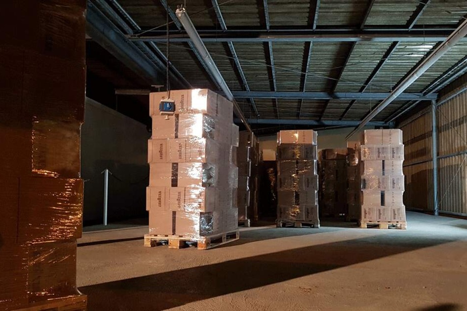 Die 33 Kaffee-Palletten nach dem Entladen beim Hauptzollamt.