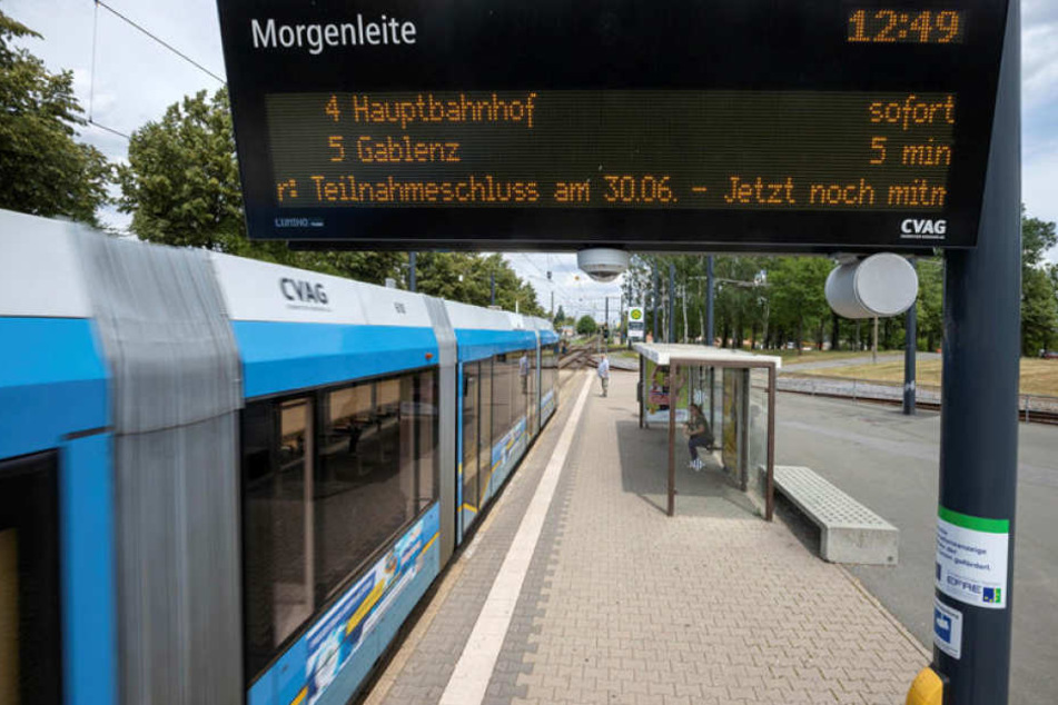 Die Überwachungskamera in Morgenleite reagiert auf Erschütterungen wie Steinwürfe. Mehrfach zerstörten Vandalen die Anzeigentafel.Foto: Uwe Meinhold
