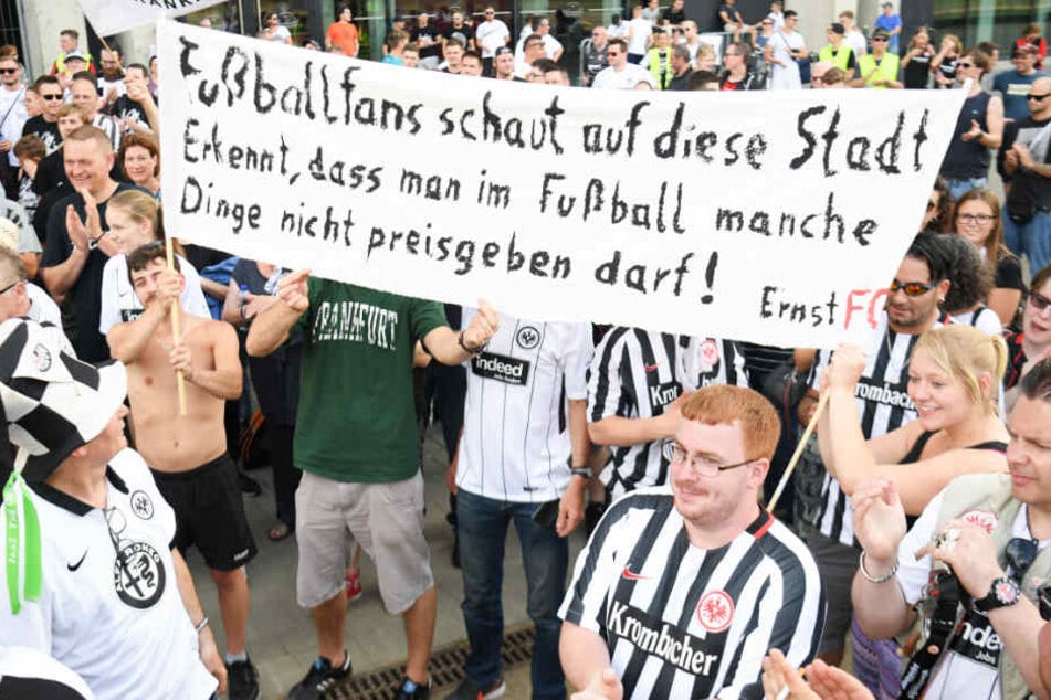 Einige hundert Fans von Eintracht Frankfurt hatten sich zu der Demonstration versammelt.