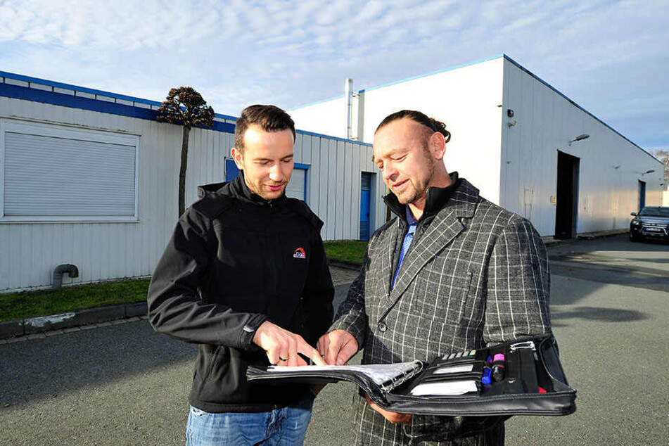 Motorrad-Star Max Neukirchner (33) und Logistik-Chef Enrico Weißflog (49)
wollen der Tafel ein neues Zuhause zur Verfügung stellen.