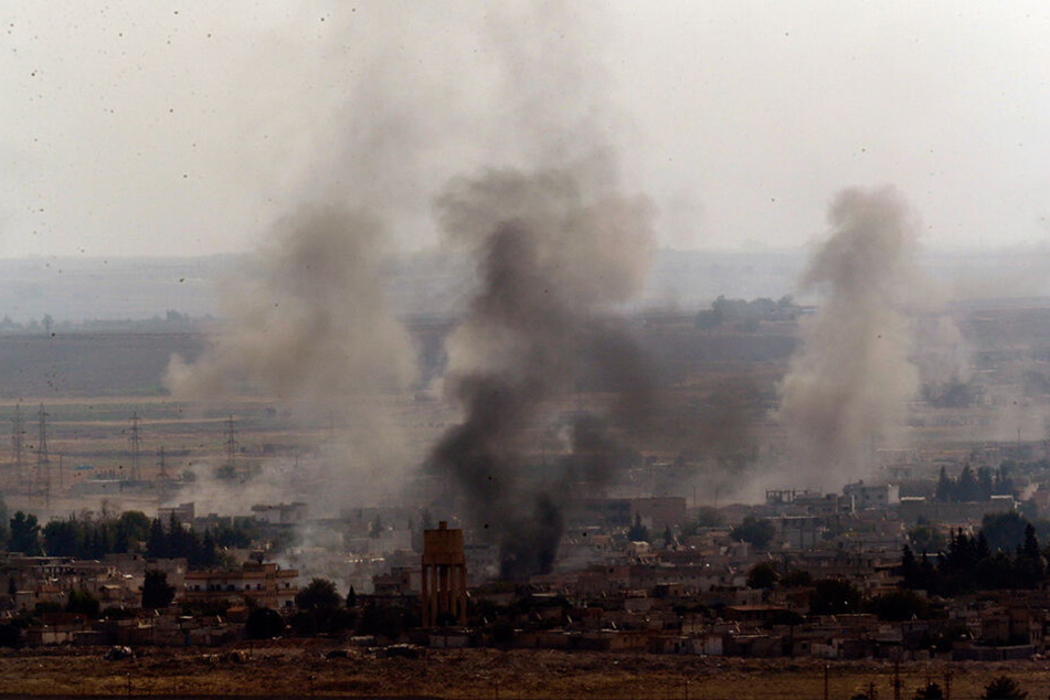 Rauch steigt über der syrischen Stadt Ras al-Ain auf, die zuvor durch die türkischen Streitkräfte bombardiert wurde.