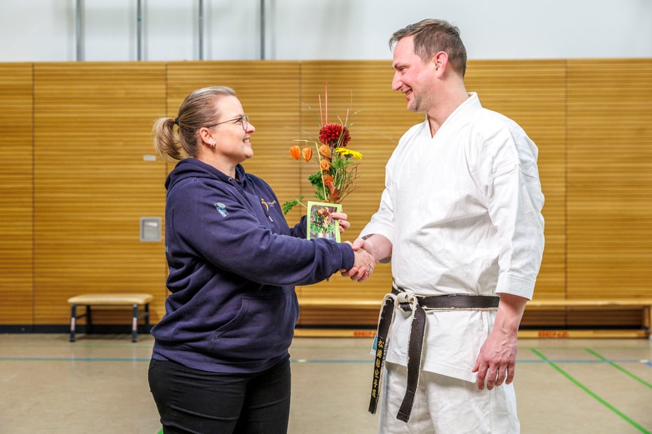 Als Preis für seine Arbeit gab es einen Gutschein und Blumenstrauß von "Blumen und Florales".