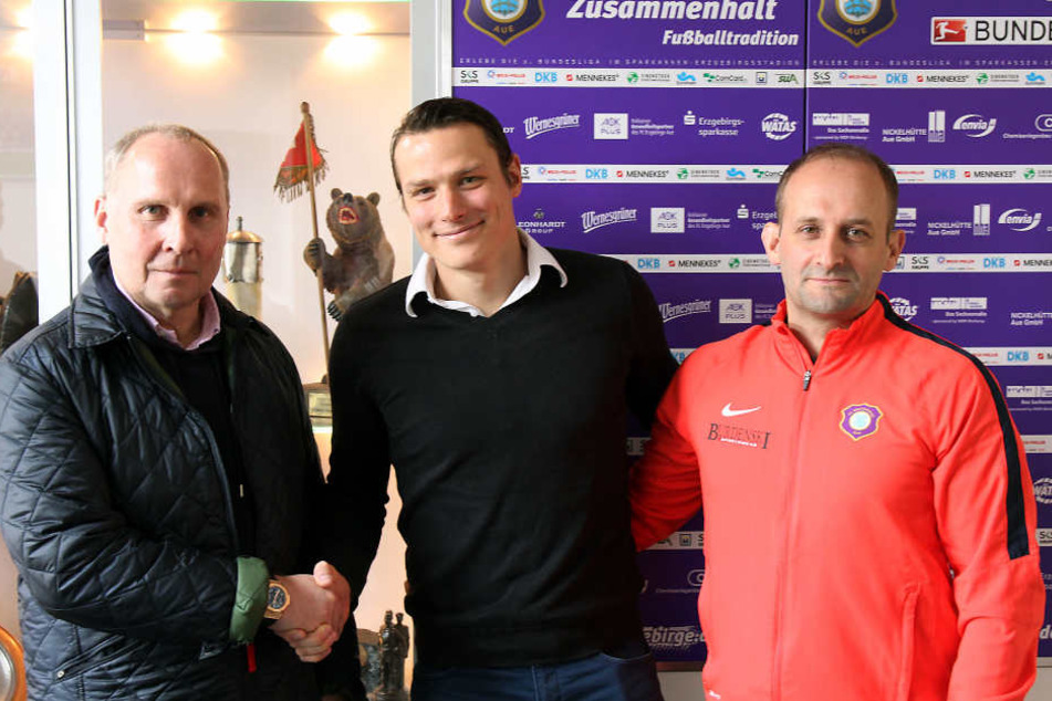 Marc Hensel (M.) zusammen mit
FCE-Präsident Helge Leonhardt (l.) und Carsten Müller, dem Leiter des
Nachwuchsleistungszentrums.