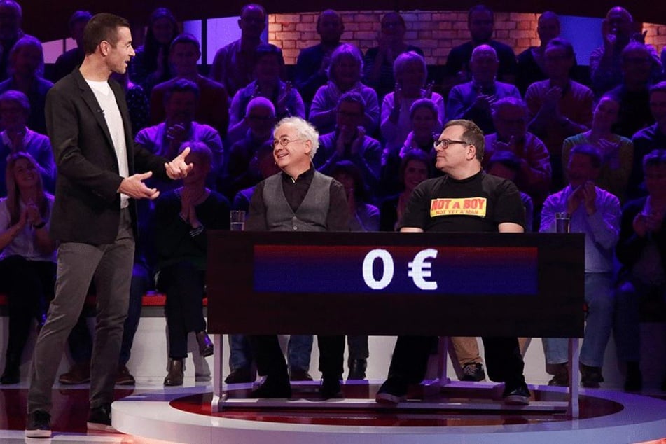 Tom Pauls (58, Mitte) und Elton (46, r.) bissen sich leider am Kirschkern in der Rateshow "Wer weiß denn so was?" mit Kai Pflaume (50) die Zähne aus.