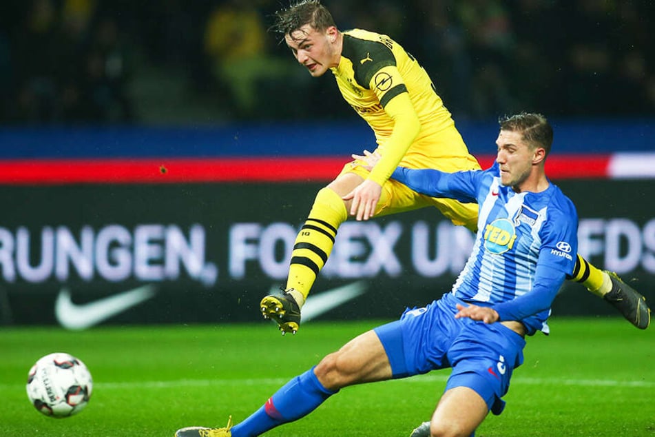 BVB-Spieler Marius Wolf (oben) wird von Herthas Niklas Stark beim Torschuss gestört.