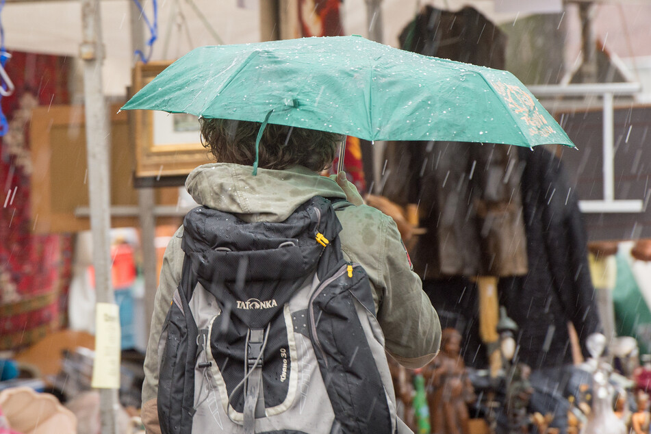 Das Wetter soll laut Prognose des Deutschen Wetterdienstes regnerisch werden - mit der richtigen Kleidung lohnt sich ein Gang über den Flohmarkt aber vielleicht dennoch.