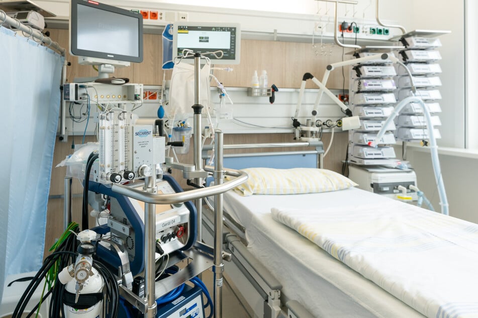 Ein Intensivbett auf einer Intensivstation der Uniklinik Dresden. Mit der Herz-Lungen-Maschine, Überwachungsmonitoren für Vitalfunktionen, einem Beatmungsgerät und Infusionstechnik können schwerkranke Patienten optimal versorgt werden.