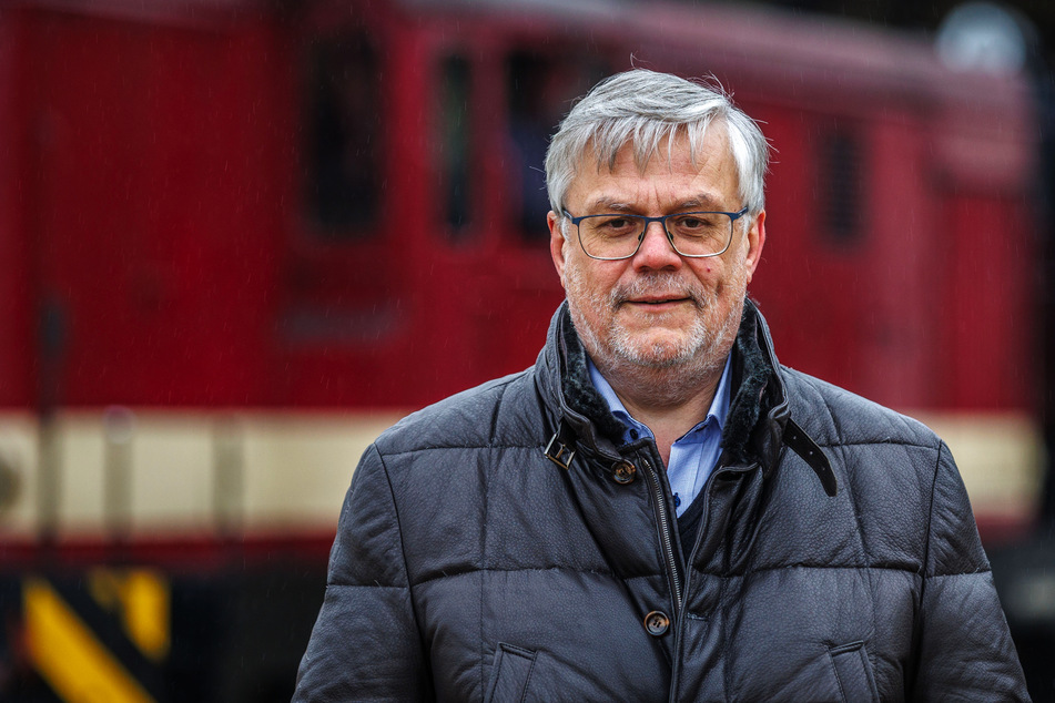 Andreas Winkler (64) von der Stiftung Sächsische Schmalspurbahnen kündigt Ostern 2024 als Fahrtbeginn an.