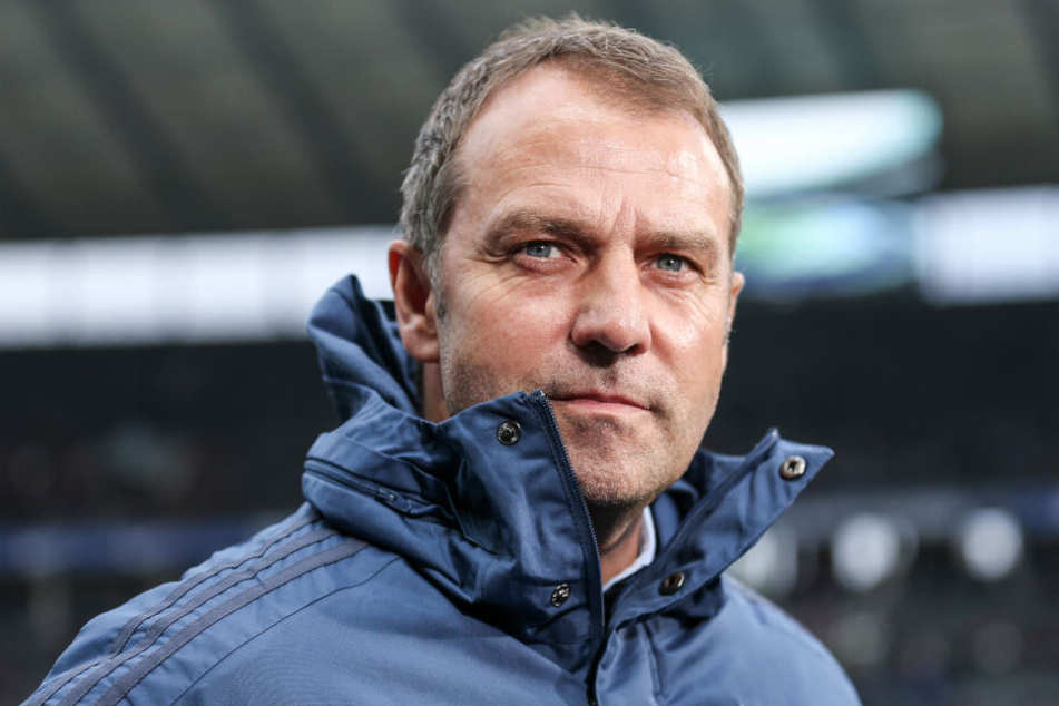 Trainer Hansi Flick von Bayern München unterstützt den BVB in der Debatte um die Altersgrenze der Bundesliga.