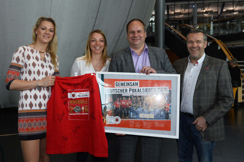 Dirk Hilbert (2.v.r.) empfing nach dem Double-Gewinn, die Volleyballerinnen um ihren Vorstands-Chef Jörg Dittrich.