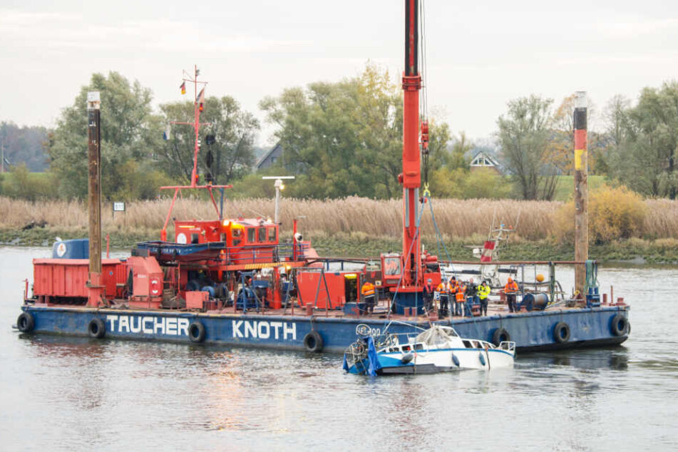 Ein Spezialschiff barg das Wrack des Sportbootes aus der Elbe.