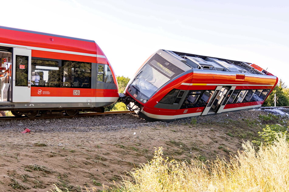 Am gestrigen Donnerstag war ein Regionalzug mit einem Lastwagen zusammengestoßen und entgleist.