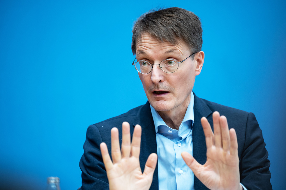 Gesundheitsminister Karl Lauterbach (58, SPD) rechnet mit neuen Corona-Regeln.