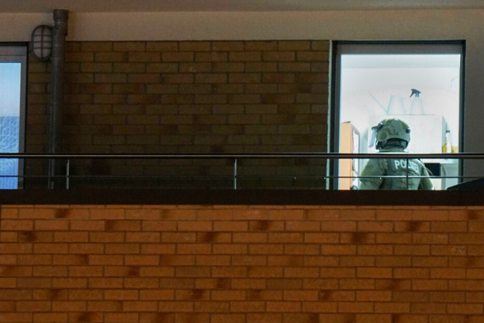 Ein SEK-Beamter betritt am späten Donnerstagabend eine Wohnung in Plochingen.