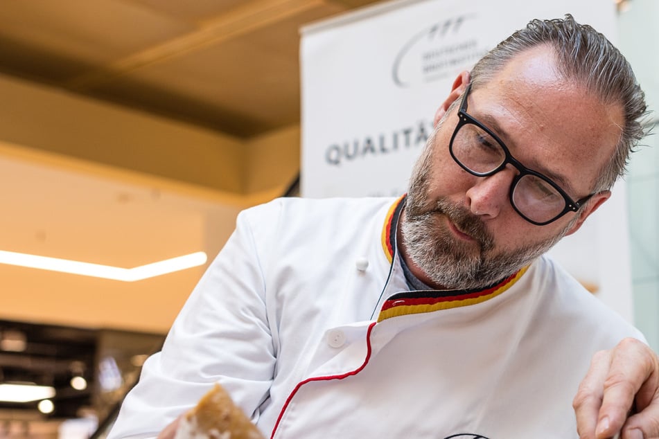 Dresden: 750 Stück hat er dieses Jahr im Advent schon probiert: Stollenprüfer nimmt mehrere Kilo zu