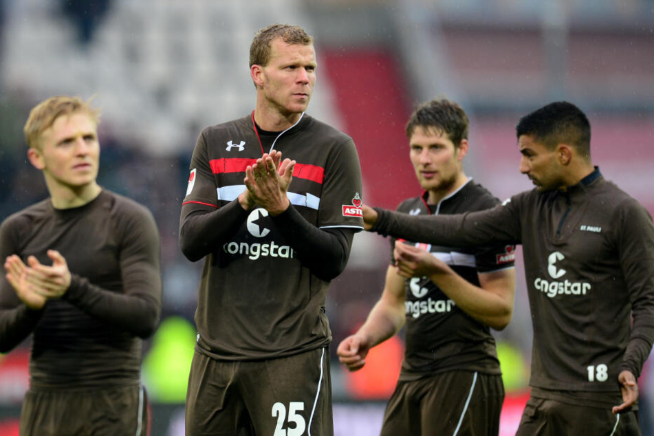 Sami Allagui geht mit Mannschaftskollegen nach einem Spiel gegen den FC Heidenheim im Millerntor-Stadion vom Platz.
