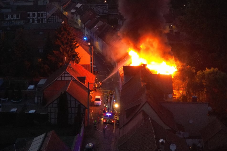 Flammen zerstören Reihenhaus: Schaden im sechsstelligen Bereich