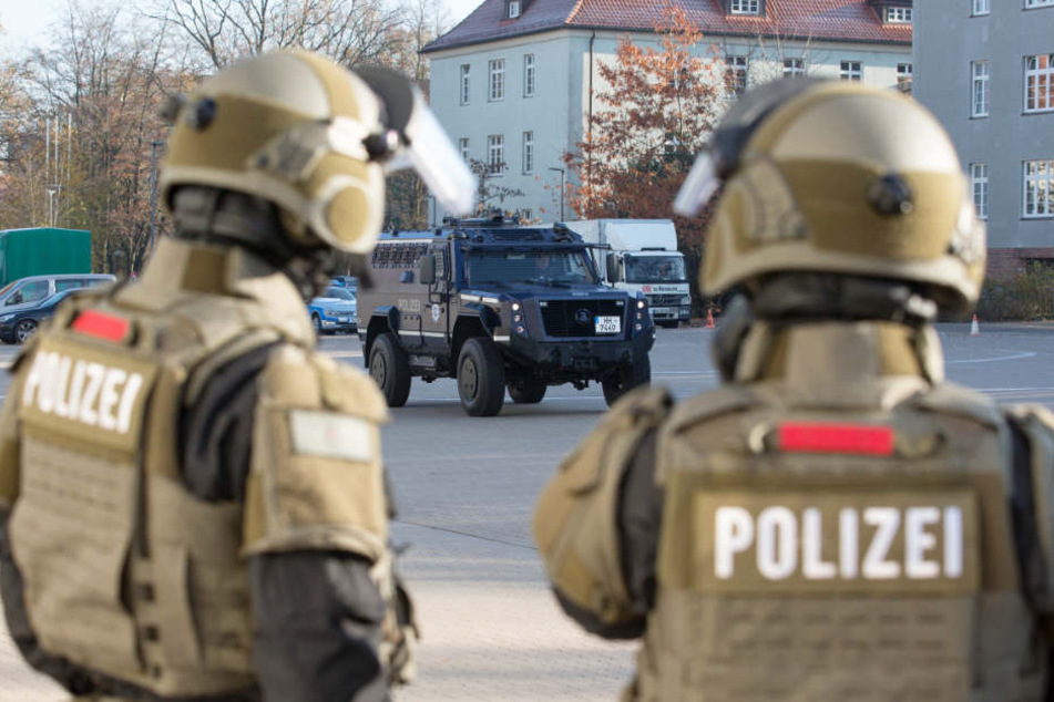 Eine Spezialeinheit der Polizei stoppte den Mann auf seiner Flucht (Symbolbild).