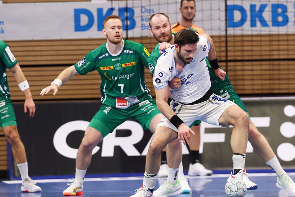 Beide Teams packten ordentlich zu: Leipzigs Moritz Preuss und Lemgos Tim Suton kämpfen um den Ball.