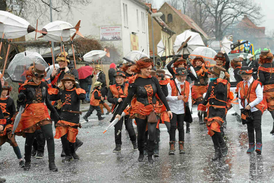 In Radeburg trotzten die Narren Regen und Wind.