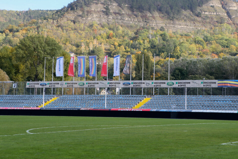 Das Ernst-Abbe-Sportfeld sollte am Samstag eigentlich der Schauplatz eines Traditionsduells werden. Nun muss die Partie zwischen dem FC Carl Zeiss Jena und der BSG Chemie Leipzig jedoch ausfallen. (Archivbild)