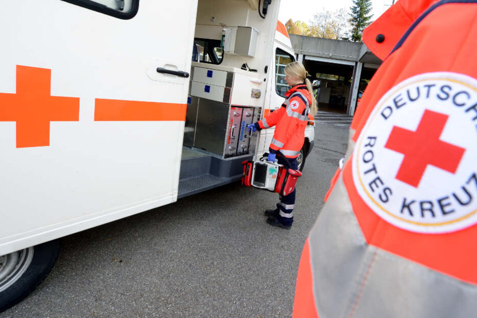 Sanitäter versorgten eine Frau, die in Lebensgefahr schwebte, als der Rettungswagen umgeparkt wurde. (Symbolbild)