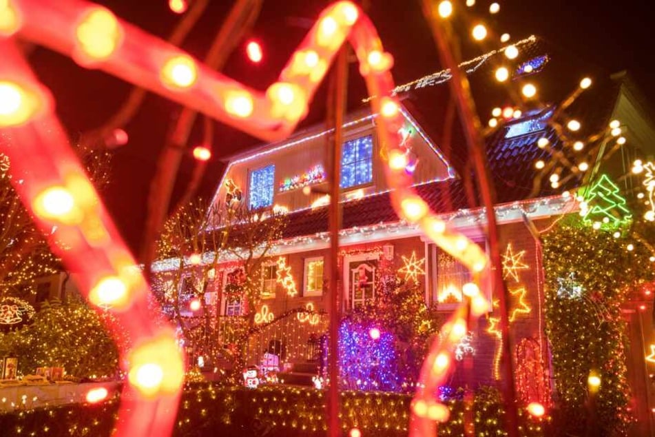 Mehr als 80.000 Lichter installieren die beiden Männer jedes Jahr zur Adventszeit an ihrem Doppelhaus.