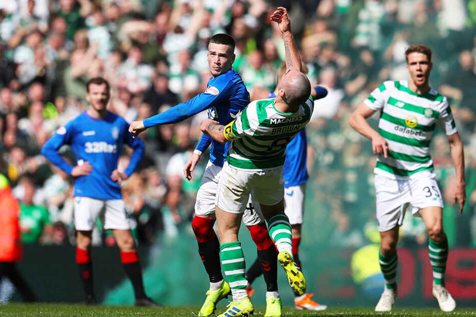 Rangers-Torschütze Ryan Kent (Mitte-links) verpasst Celtic-Star Scott Brown (vorne) einen Faustschlag ins Gesicht, nachdem dieser den Ball unsportlich wegwarf.