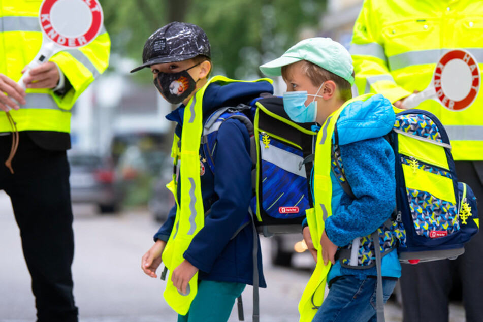 Grundschulkinder kommen an ihrem ersten Schultag des neuen Schuljahres in die Grundschule an der Tumblingerstraße in München.