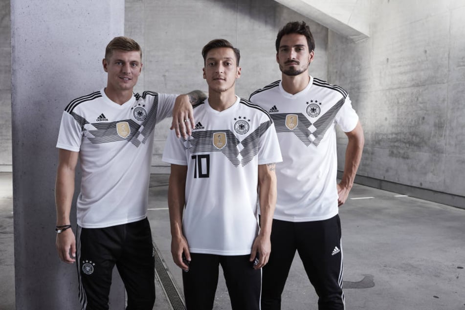 Toni Kroos, Mesut Özil und Mats Hummels (v.l) präsentieren das neue Trikot fpr die WM 2018 in Russland.