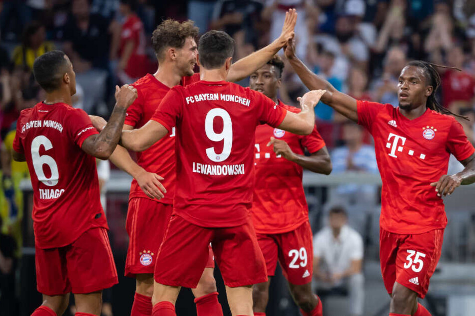 Thiago (l-r), Leon Goretzka, Robert Lewandowski, Kingsley Coman und Torschütze Renato Sanches jubeln über das Tor zum 1:0.