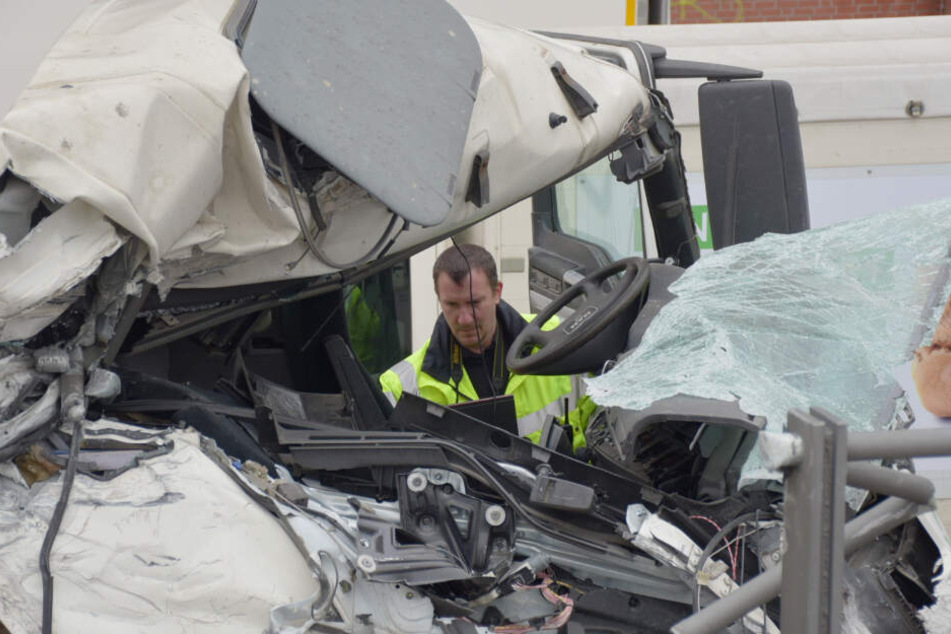 Ein Gutachter sieht sich das vollkommen zerstörte Fahrerhaus des Betonmischers an.