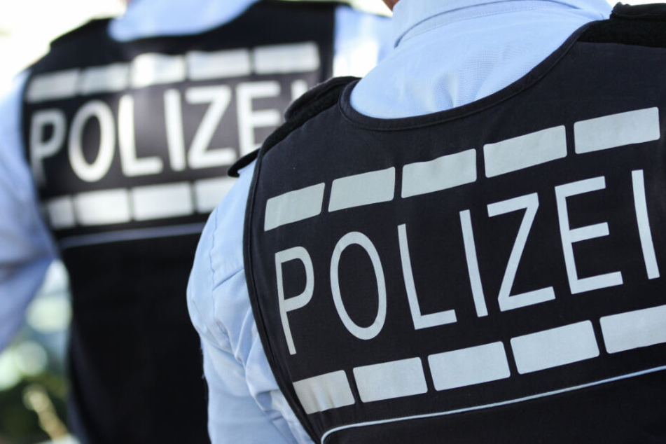 Bei der Wohnungsdurchsuchung fanden die Beamten etwa eine Machete sowie eine Armbrust. (Symbolbild)