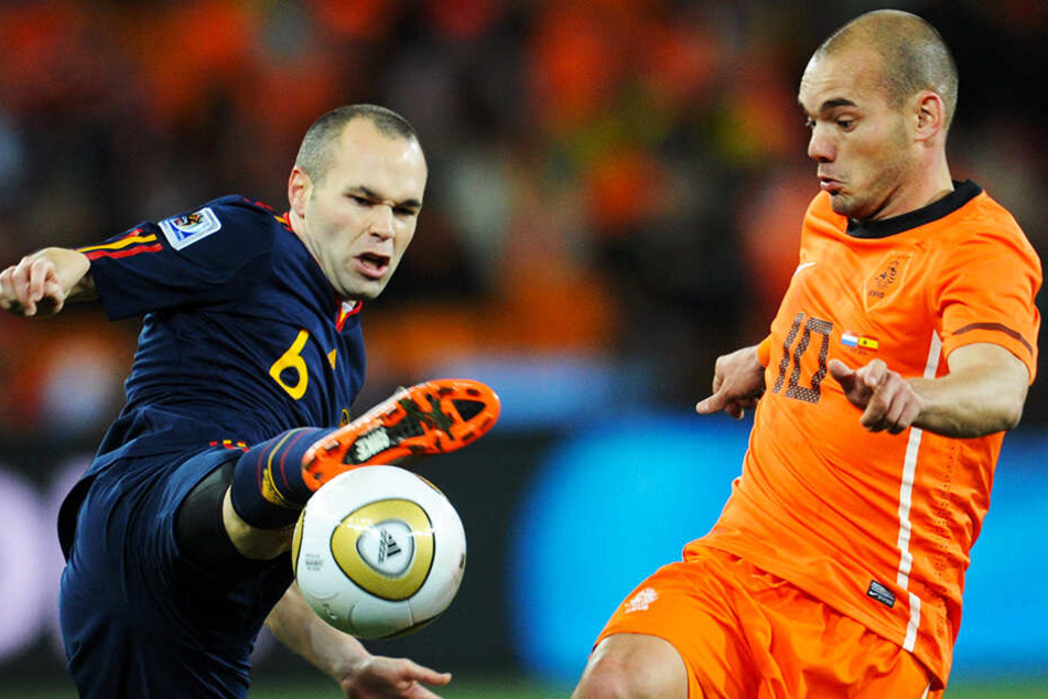 Wenige Monate später erlebte Wesley Sneijder (r.) einen seiner bittersten Momente: Die Niederlande verloren das legendäre WM-Finale 2010 gegen Spanien nach Verlängerung und vielen Fouls mit 0:1. Torschütze: Andres Iniesta (l.).