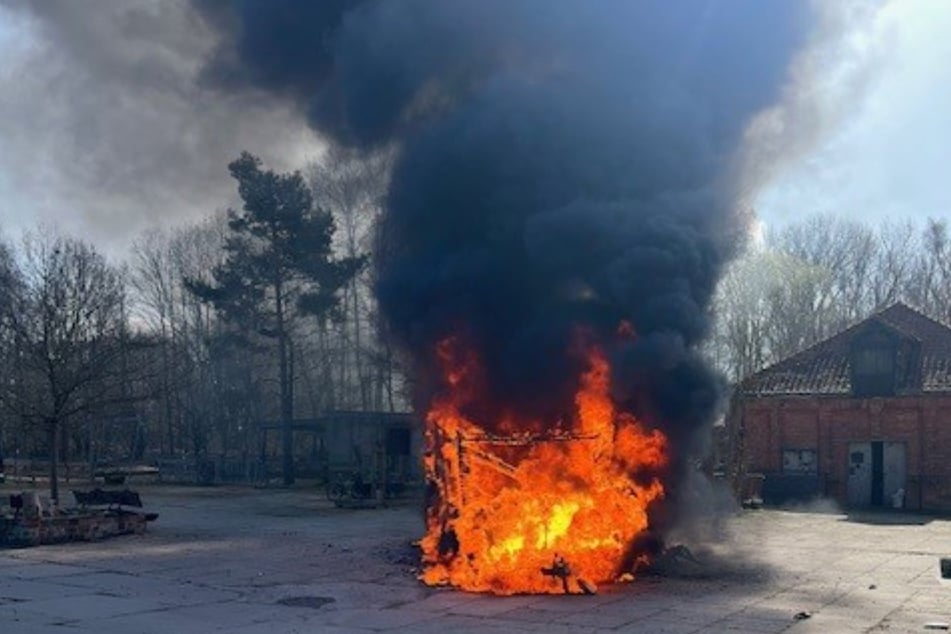 Der Wohnanhänger war nicht mehr zu retten.