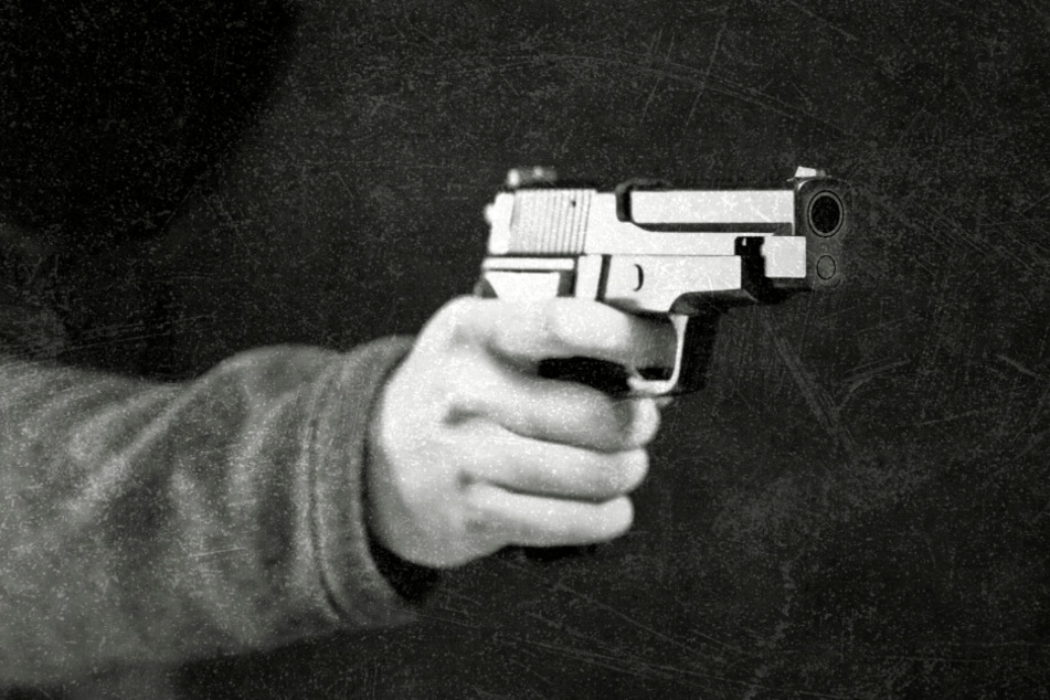 Mann klaut in zwei Einkaufsmärkten und bedroht Verkäuferin mit Waffe