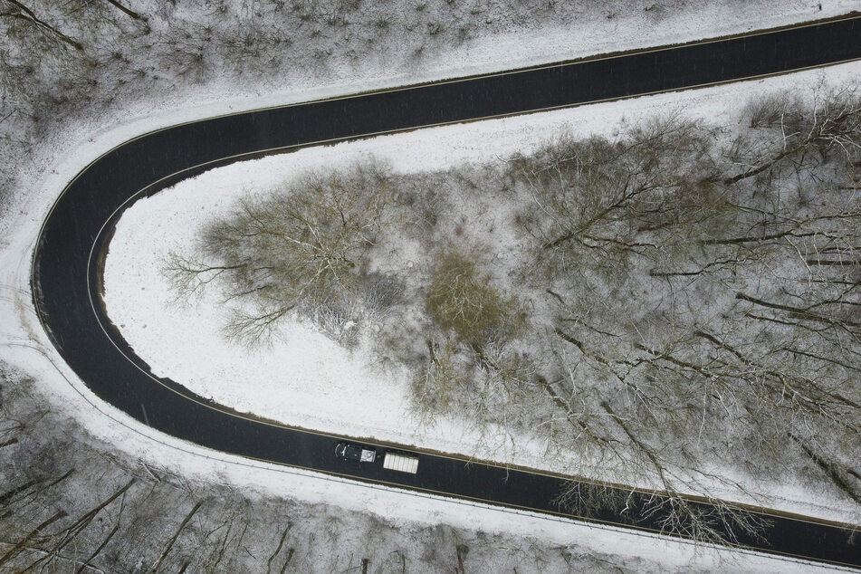 Eine Straße im südlichen Niedersachsen ist bereits verschneit. In Westfalen droht ein heftiger Schneefall ab Samstagabend.