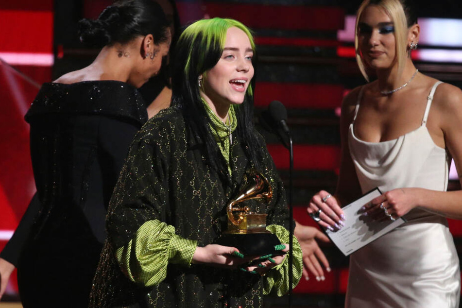 Freudig nimmt Billie Eilish (18) die Auszeichnung entgegen.