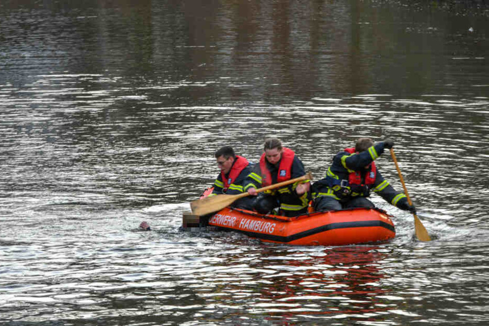 Feuerwehrleute bergen die Tote aus der Bille.