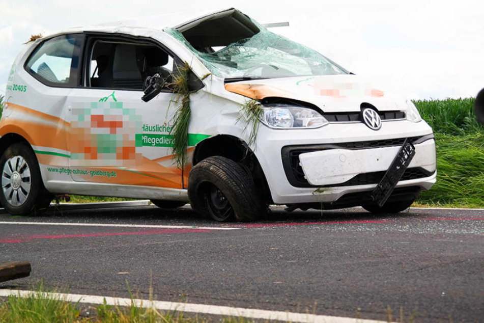 Die Frau soll sich bei dem Aufprall schwer verletzt haben, das Auto hat einen Totalschaden.