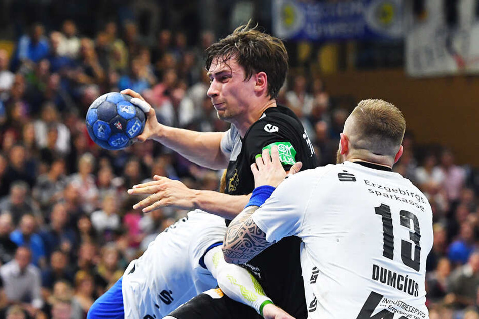 Adrian Kammlodt (M.) hielt den HCE mit seinen sieben Toren beim Derbysieg gegen Aue am Leben.