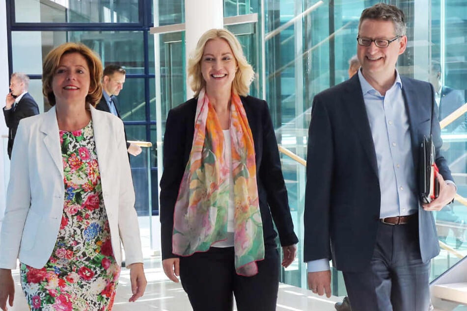 Das Foto vom 24. Juni zeigt die kommissarischen Parteivorsitzenden der SPD, Malu Dreyer (l), Ministerpräsidentin in Rheinland-Pfalz, Manuela Schwesig, Ministerpräsidentin in Mecklenburg-Vorpommern, und Thorsten Schäfer-Gümbel, Parteivorsitzender in Hessen