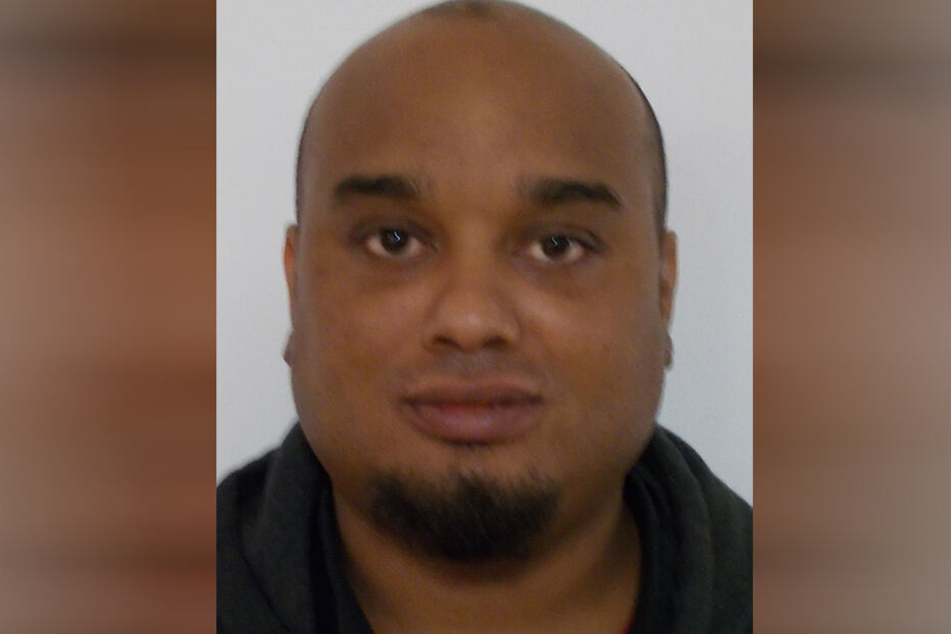 Das Fahndungsfoto der Polizei zeigt den 30-jährigen Täter.