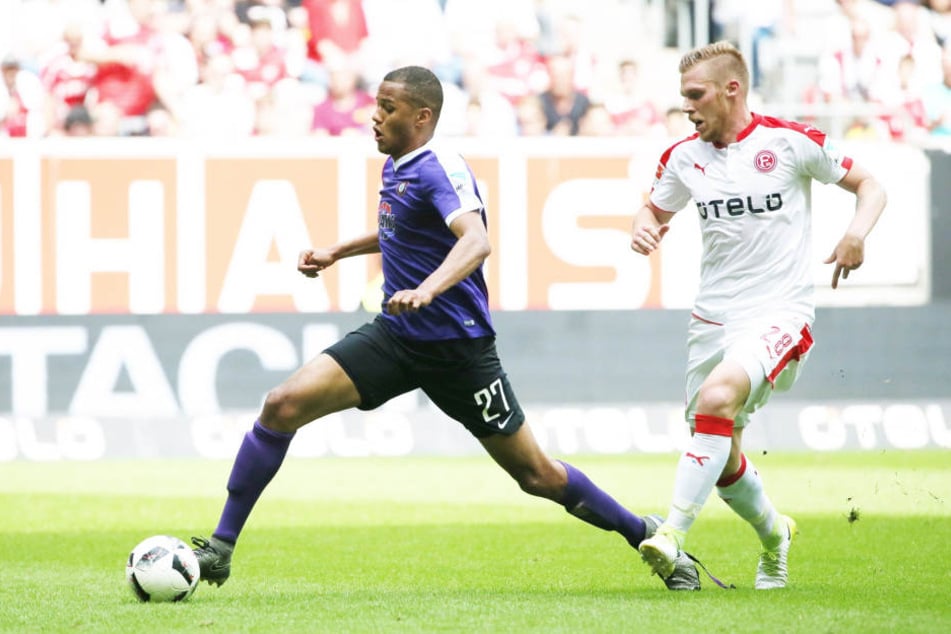Zwei Jahre kickte Louis Samson (l.) für den FCE Aue, bevor er zu Eintracht Braunschweig ging. Hier behauptet sich der defensive Mittelfeldspieler gegen den Düsseldorfer Rouwen Hennings.