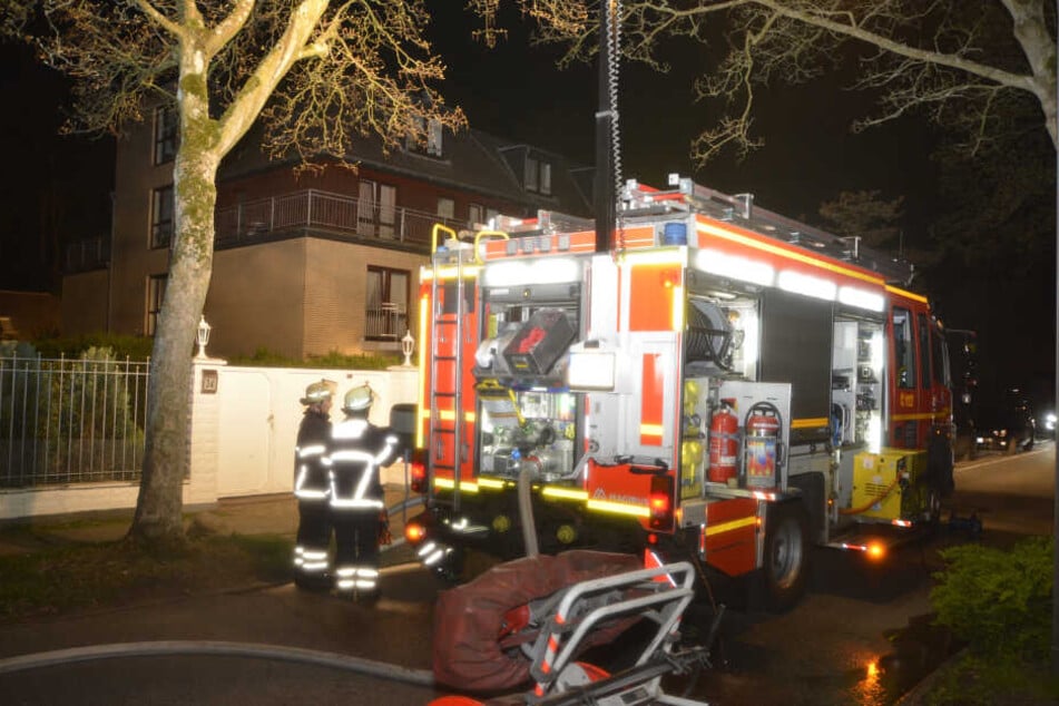 Die Feuerwehr steht vor einem Pflegeheim.