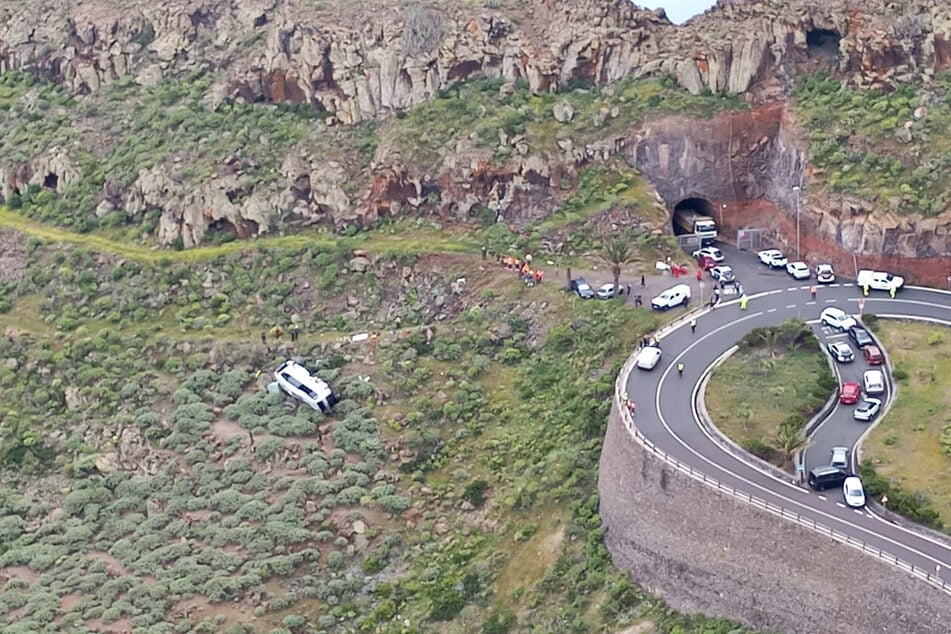 Der Bus ist offenbar in einer steilen Kurve von der Fahrbahn abgekommen und die Böschung hinab gestürzt.