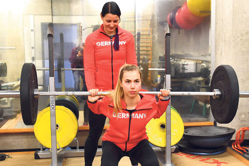 Anna Seidel (v.) und Bianca Walter gestern Nachmittag beim Krafttraining. Annas Ziel bei ihren zweiten Winterspielen: "Ein Platz in den Top Ten wäre super."